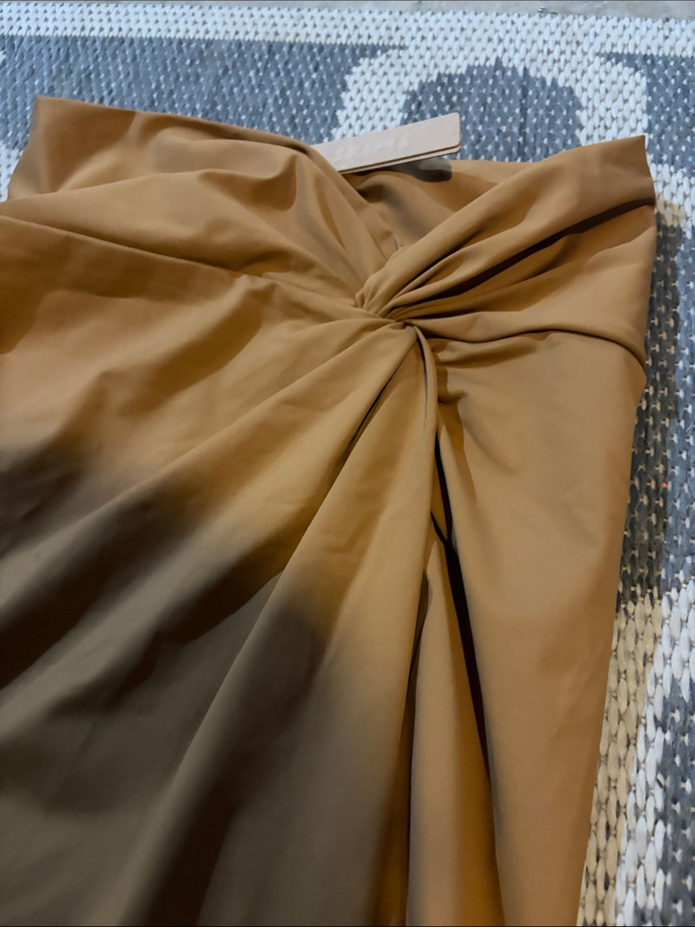 SKIMS Camel High-Low Twist Maxi Skirt - Picture 6 of 7